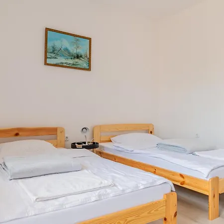 Barát - Teljes Ház Kiadó Kerttel, 4 Apartman Szeged