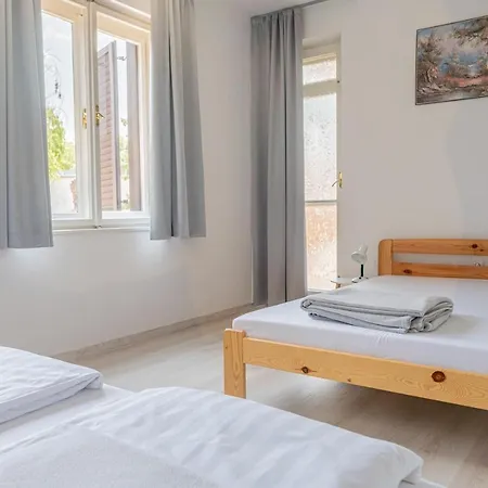 Barát - Teljes Ház Kiadó Kerttel, 4 Apartman