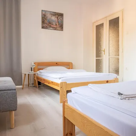 Barát - Teljes Ház Kiadó Kerttel, 4 *