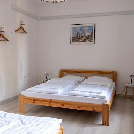 Barát - Teljes Ház Kiadó Kerttel, 4 Apartman *