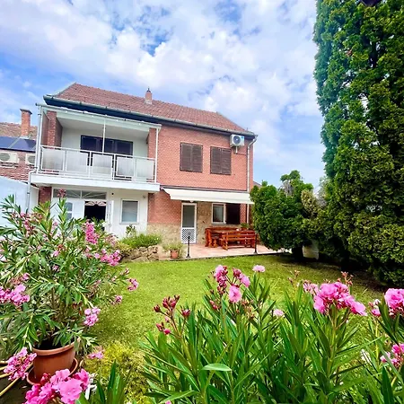 Apartmán Barat Vendeghaz - Cosy - Teljes Haz Privat Udvarral - 4 Szoba, 2 Fuerdo