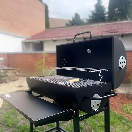 Barat Vendeghaz - Cosy - Teljes Haz Privat Udvarral - 4 Szoba, 2 Fuerdo * Segedín